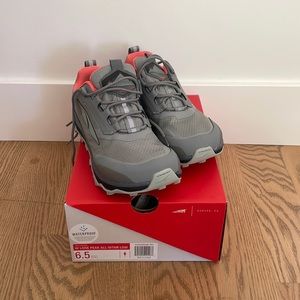 Almost new altra women’s lone peak all weather low 6.5 Waterproof